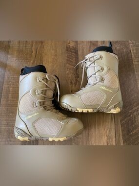 Women’s Atomic Tan Lace-Up Snowboard Boots Size 7